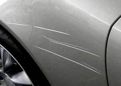 rayure carrosserie auto.